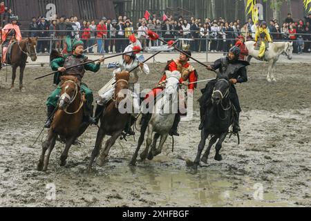 Les acteurs exécutent une bataille de cavalerie de l'ère des trois Royaumes sur le lieu de tournage CCTV à Wuxi, en Chine. (Photo de Seung-il Ryu/NurPhoto) Banque D'Images