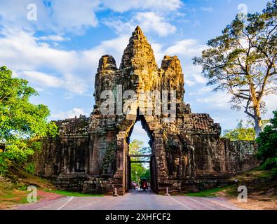 Vue imprenable sur la porte sud du complexe Angkor Thom, Siem Reap, Cambodge Banque D'Images