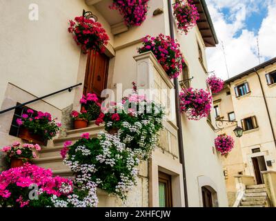 Maisons pittoresques ornées de fleurs colorées en fleurs, Pescocostanzo, Abruzzes, Italie centrale Banque D'Images