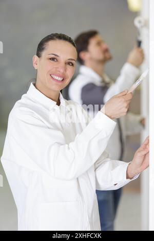 femme heureuse faisant des réparations dans son appartement Banque D'Images
