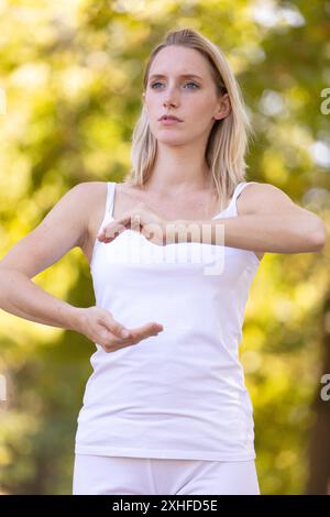 femme faisant du tai chi dans le parc Banque D'Images