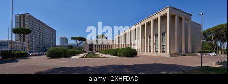 Palazzo degli Uffici et piazzale delle fontane à EUR à Rome, exemple de l'architecture rationaliste de la première moitié du XXe siècle Banque D'Images