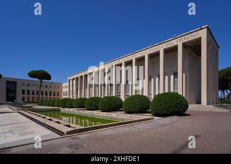 Palazzo degli Uffici et piazzale delle fontane à EUR à Rome, exemple de l'architecture rationaliste de la première moitié du XXe siècle Banque D'Images