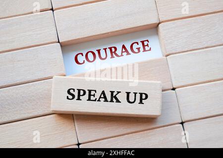 Vue de dessus du texte courage et Speak Up sur des blocs de bois. Speak Up concept. Banque D'Images