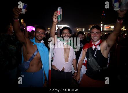Split, Croatie. 14 juillet 2024. Les fêtards posent devant un photographe lors de la deuxième journée de l'Ultra Europe Music Festival 2024 au Park Mladezi à Split, Croatie, le 14 juillet 2024. Photo : Ivana Ivanovic/PIXSELL crédit : Pixsell/Alamy Live News Banque D'Images