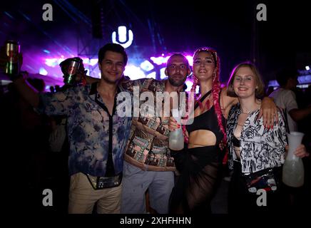Split, Croatie. 14 juillet 2024. Les fêtards posent devant un photographe lors de la deuxième journée de l'Ultra Europe Music Festival 2024 au Park Mladezi à Split, Croatie, le 14 juillet 2024. Photo : Ivana Ivanovic/PIXSELL crédit : Pixsell/Alamy Live News Banque D'Images