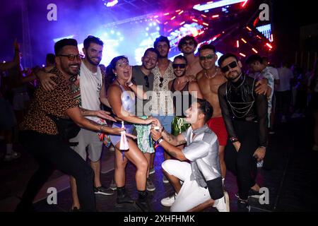 Split, Croatie. 14 juillet 2024. Les fêtards posent devant un photographe lors de la deuxième journée de l'Ultra Europe Music Festival 2024 au Park Mladezi à Split, Croatie, le 14 juillet 2024. Photo : Ivana Ivanovic/PIXSELL crédit : Pixsell/Alamy Live News Banque D'Images