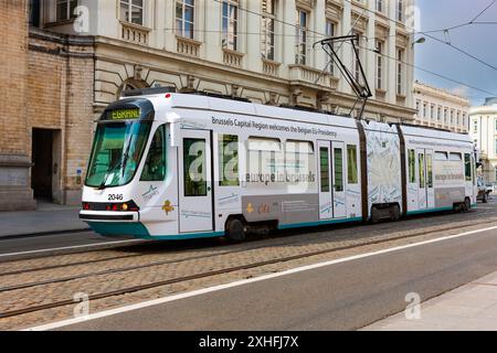 Bruxelles, Belgique - 6 juillet 2010 : Tram traversant le centre-ville. Transports en commun le long de la rue de la Régence (rue) en direction du sud en direction du palais. Banque D'Images