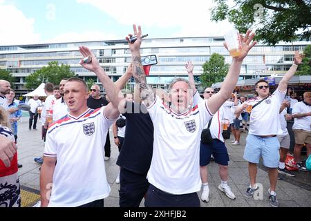 Les supporters de l'Angleterre à Berlin, en Allemagne, avant la finale de l'UEFA Euro 2024 entre l'Espagne et l'Angleterre plus tard dans la journée. Date de la photo : dimanche 14 juillet 2024. Banque D'Images