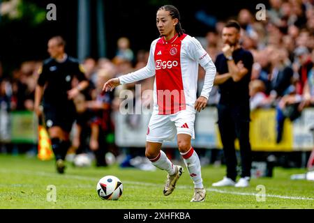 Wezep, pays-Bas. 14 juillet 2024. Weezep, 13-07-2024, Sportpark Mulderssingel, football, amical, saison 2024/2025, pendant le match Ajax - Rangers FC, joueur Ajax Kian Fitz-Jim crédit : Pro Shots/Alamy Live News Banque D'Images