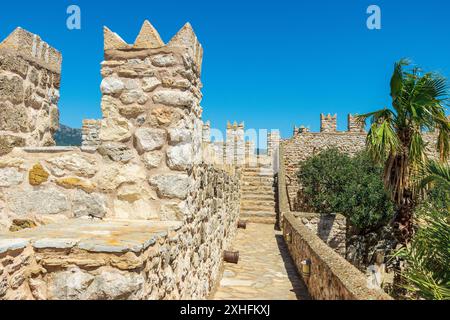 Passerelle protégée surélevée également parapet crénelé dans le château historique de Marmaris en Turquie. Banque D'Images