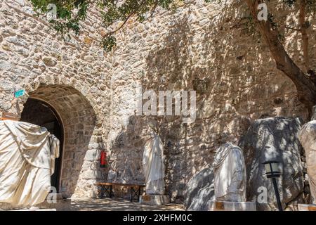 Sculptures anciennes exposées au château historique de Marmaris. Banque D'Images