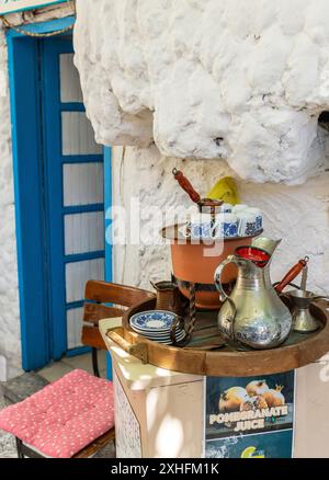 Petit stand extérieur de fabrication de café turc dans la vieille ville de Marmaris, Turquie. Banque D'Images