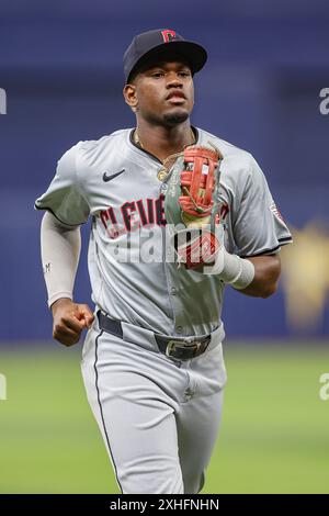 Petersburg, Floride, États-Unis. 13 juillet 2024. Angel MartÃ-nez (1), le Cleveland Guardians Centerfielder, court jusqu'à la dugout lors d'un match de la MLB contre les Rays de Tampa Bay le samedi 13 juillet 2024 au Tropicana Field. Les Gardiens ont battu les rayons 4-2. (Crédit image : © Kim Hukari/ZUMA Press Wire) USAGE ÉDITORIAL SEULEMENT! Non destiné à UN USAGE commercial ! Banque D'Images