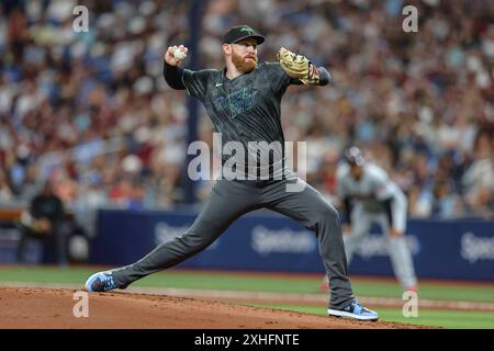 Petersburg, Floride, États-Unis. 13 juillet 2024. Zach Littell (52), lanceur débutant des Rays de Tampa Bay, lance un pitch lors d’un match de la MLB contre les Guardians de Cleveland le samedi 13 juillet 2024 au Tropicana Field. Les Gardiens ont battu les rayons 4-2. (Crédit image : © Kim Hukari/ZUMA Press Wire) USAGE ÉDITORIAL SEULEMENT! Non destiné à UN USAGE commercial ! Banque D'Images