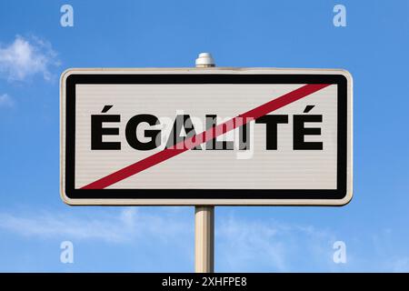 Un panneau de sortie de la ville français contre un ciel bleu avec écrit au milieu en français 'égalité', signifiant en anglais 'égalité'. Banque D'Images