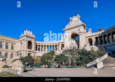 Marseille, France - 2 décembre 2023 : vue panoramique sur le magnifique complexe du palais Longchamp avec une immense fontaine, des statues et un jardin fleuri, Marseille, France. Photo de haute qualité Banque D'Images