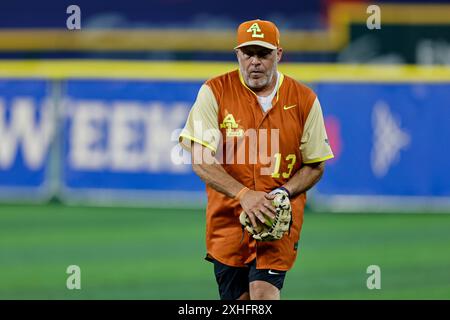 Arlington, États-Unis. 13 juillet 2024. Moments Rob Bentley (13 ans) remporte le ballon au All-Star Celebrity Softball Game présenté par Corona au Globe Life Field dans le cadre de la All Star week menant au All Star Game à Arlington, Texas, le samedi 13 juillet 2024. Photo de Matt Pearce/UPI crédit : UPI/Alamy Live News Banque D'Images