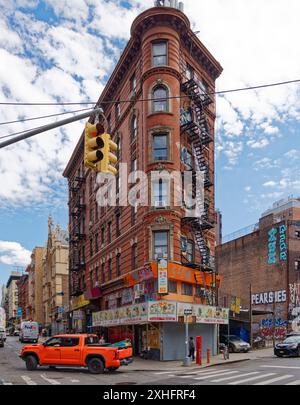 Quartier chinois de New York : L'architecte M. Bernstein a utilisé une tourelle pour tourner le coin pointu de 88 Division Street/2-6 Eldridge Street, un immeuble de six étages. Banque D'Images