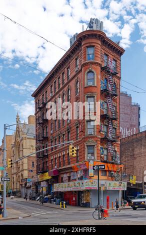 Quartier chinois de New York : L'architecte M. Bernstein a utilisé une tourelle pour tourner le coin pointu de 88 Division Street/2-6 Eldridge Street, un immeuble de six étages. Banque D'Images