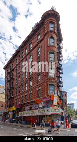 Quartier chinois de New York : L'architecte M. Bernstein a utilisé une tourelle pour tourner le coin pointu de 88 Division Street/2-6 Eldridge Street, un immeuble de six étages. Banque D'Images