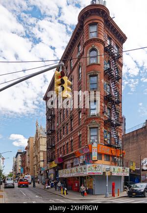 Quartier chinois de New York : L'architecte M. Bernstein a utilisé une tourelle pour tourner le coin pointu de 88 Division Street/2-6 Eldridge Street, un immeuble de six étages. Banque D'Images