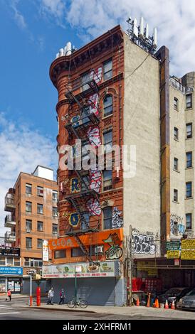 Quartier chinois de New York : L'architecte M. Bernstein a utilisé une tourelle pour tourner le coin pointu de 88 Division Street/2-6 Eldridge Street, un immeuble de six étages. Banque D'Images