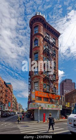 Quartier chinois de New York : L'architecte M. Bernstein a utilisé une tourelle pour tourner le coin pointu de 88 Division Street/2-6 Eldridge Street, un immeuble de six étages. Banque D'Images