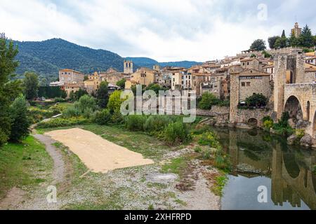La ville médiévale de Besalu, Comarca, Gérone, Espagne famoius pour son pont romaneque sur la rivière Fluvia Banque D'Images