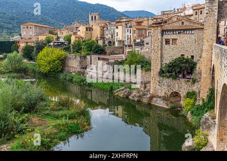 La ville médiévale de Besalu, Comarca, Gérone, Espagne famoius pour son pont romaneque sur la rivière Fluvia Banque D'Images