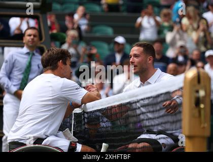 14 juillet 2024 ; All England Lawn Tennis and Croquet Club, Londres, Angleterre ; tournoi de tennis de Wimbledon, jour 14; Alfie Hewett (GBR) félicité par Martin de la Puente (ESP) après avoir remporté la finale des Gentlemens Wheelchair Singles en sets consécutifs crédit : action plus Sports images/Alamy Live News Banque D'Images