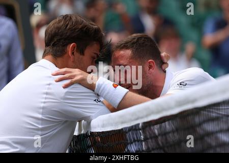 14 juillet 2024 ; All England Lawn Tennis and Croquet Club, Londres, Angleterre ; tournoi de tennis de Wimbledon, jour 14; Alfie Hewett (GBR) félicité par Martin de la Puente (ESP) après avoir remporté la finale des Gentlemens Wheelchair Singles en sets consécutifs crédit : action plus Sports images/Alamy Live News Banque D'Images