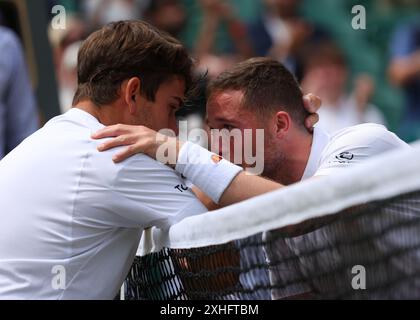 14 juillet 2024 ; All England Lawn Tennis and Croquet Club, Londres, Angleterre ; tournoi de tennis de Wimbledon, jour 14; Alfie Hewett (GBR) félicité par Martin de la Puente (ESP) après avoir remporté la finale des Gentlemens Wheelchair Singles en sets consécutifs crédit : action plus Sports images/Alamy Live News Banque D'Images