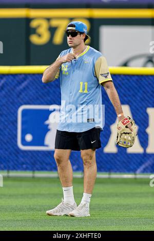 Arlington, États-Unis. 13 juillet 2024. Le podcasteur Lucas Brody (11 ans) attend sur le terrain central au All-Star Celebrity Softball Game présenté par Corona au Globe Life Field dans le cadre de la All Star week menant au All Star Game à Arlington, Texas, le samedi 13 juillet 2024. Photo de Matt Pearce/UPI crédit : UPI/Alamy Live News Banque D'Images