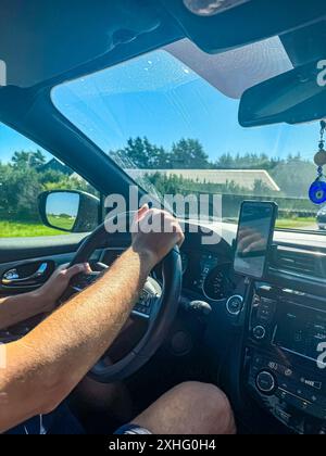 voiture conduite en été. Photo de haute qualité Banque D'Images