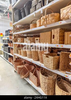 -Une collection de sacs et paniers en rotin sec tissé sont exposés. Photo de haute qualité Banque D'Images