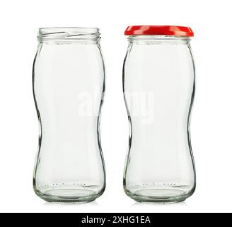 Deux pots transparents vides pour la conservation. L'un avec couvercle, l'autre sans couvercle. Isolé sur fond blanc. Le fichier contient un chemin de détourage Banque D'Images