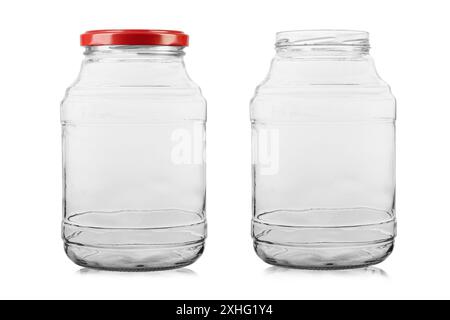 Collection de bocaux en verre pour la nourriture et la conservation isolé sur fond blanc. Le fichier contient un chemin de détourage. Banque D'Images