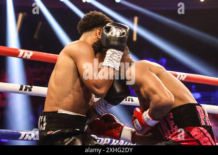 13 juillet 2024 : (d-G) Leonardo Padilla et Jonathan Lopez se disputent lors de leur Junior Lightweight Fight à l'intérieur du Pearl concert Theater au Palms Casino Resort à Las Vegas le 13 juillet 2024 à Las Vegas, Nevada. Christopher Trim/CSM. (Crédit image : © Christopher Trim/Cal Sport Media) Banque D'Images