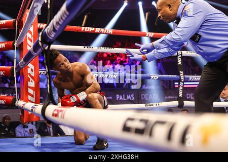 13 juillet 2024 : (l) Leonardo Padilla regarde l'arbitre après avoir été renversé lors de son Junior Lightweight Fight à l'intérieur du Pearl concert Theater au Palms Casino Resort à Las Vegas le 13 juillet 2024 à Las Vegas, Nevada. Christopher Trim/CSM. Banque D'Images