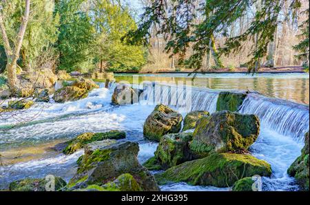 Petite cascade dans le jardin anglais de Munich Banque D'Images