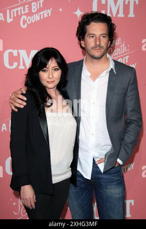 **FICHIER PHOTO** Shannen Doherty est décédée. Shannen Doherty et Kurt Iswarienko lors de la célébration du 40e anniversaire de Jennie Garth et de la première fête pour 'Jennie Garth : a Little bit Country' au London Hotel le 19 avril 2012 à West Hollywood, Californie crédit : mpi20/MediaPunch Inc Banque D'Images