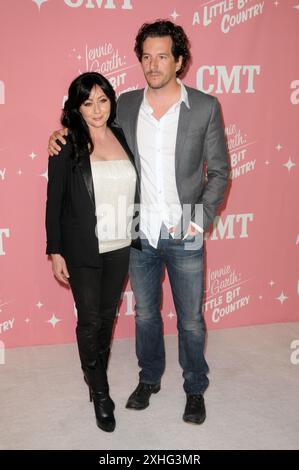 **FICHIER PHOTO** Shannen Doherty est décédée. Shannen Doherty et Kurt Iswarienko lors de la célébration du 40e anniversaire de Jennie Garth et de la première fête pour 'Jennie Garth : a Little bit Country' au London Hotel le 19 avril 2012 à West Hollywood, Californie crédit : mpi35/MediaPunch Inc Banque D'Images