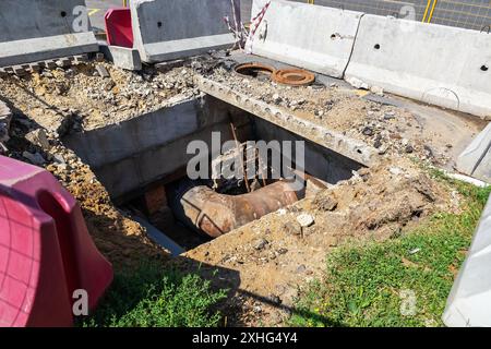 Excavations de réparation pour le remplacement des tuyaux d'alimentation en eau chaude Banque D'Images
