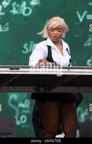 Londres, Royaume-Uni. 14 juillet 2024. Oncle Waffles réchauffe la foule pour la dernière journée du festival sans fil sur la scène principale. Cristina Massei/Alamy Live News Banque D'Images