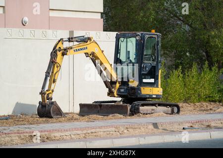 Doha, Qatar - 7 juillet 2024 : excavatrice Yanmar ViO35-6 ZERO queue swing sur un chantier de construction. Banque D'Images