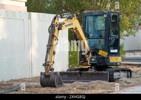 Doha, Qatar - 7 juillet 2024 : excavatrice Yanmar ViO35-6 ZERO queue swing sur un chantier de construction. Banque D'Images