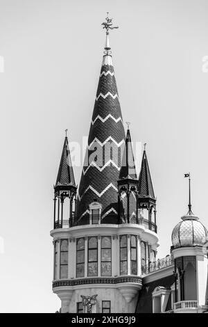 La place de l'Europe est l'une des attractions touristiques les plus populaires de Batoumi. L'emplacement central accueille de nombreux bâtiments ornementaux de style européen. Banque D'Images