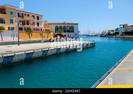 Marina avec un grand plan d'eau et quelques bateaux. Port en mer Méditerranée à Chypre Banque D'Images