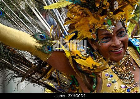 Édimbourg, Écosse, Royaume-Uni. 14 juillet 2024. Festival de jazz et blues Carnival, Une célébration des costumes, des défilés de danse et de musique de The Mound aux West Princes Street Gardens et au Ross Bandstand pour un après-midi de divertissement en direct, y compris de la musique, de la batterie, de la danse et des activités pour les enfants. Danseuse brésilienne. Crédit : Craig Brown/Alamy Live News Banque D'Images